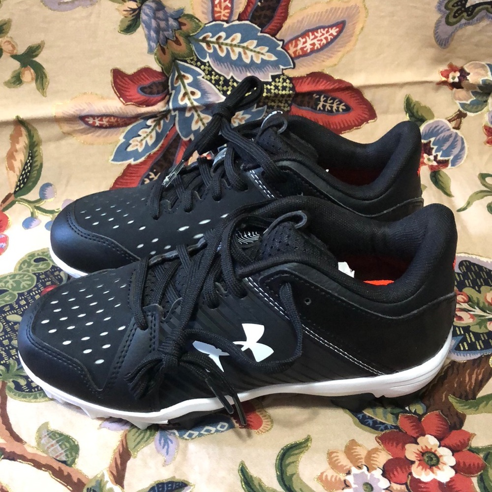 ⚽️UNDER ARMOUR⚽️NWOT Soccer Cleats, 2.5Y - Picture 3 of 9